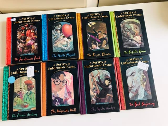 .A Series of Unfortunate Events – Lemony Snicket: Series văn học kinh điển đầy kịch tính và bí ẩn.
