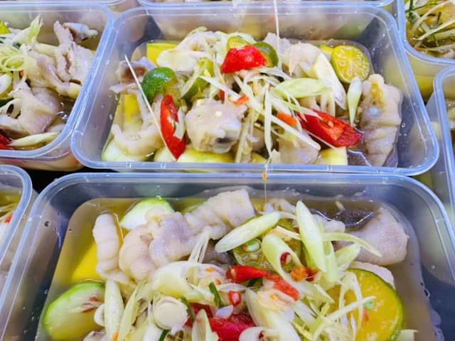 Chân gà rút xương sả tắc. Sốt thái