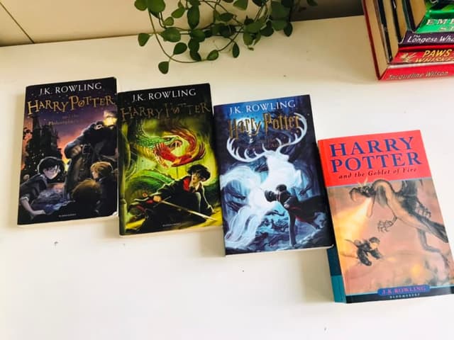 Harry Potter tập 1,2,3,4.